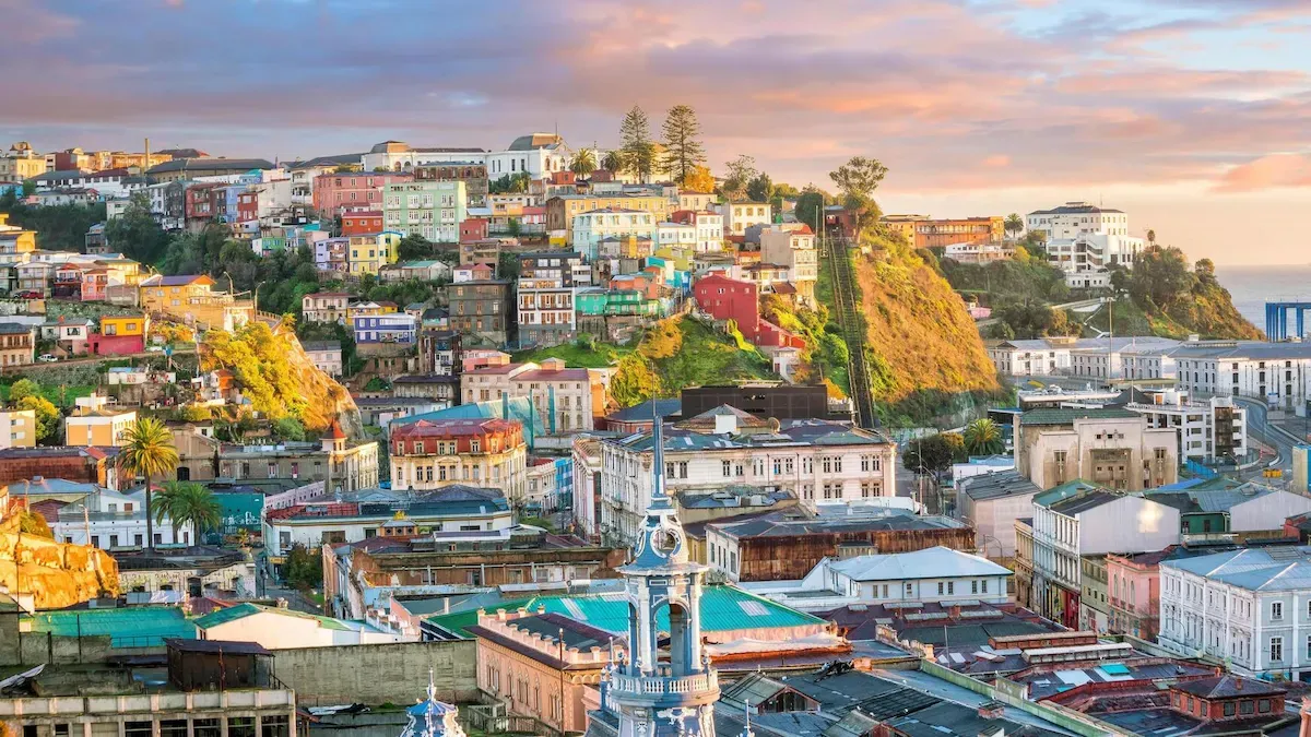Murales y fachadas coloridas en un cerro de Valparaíso