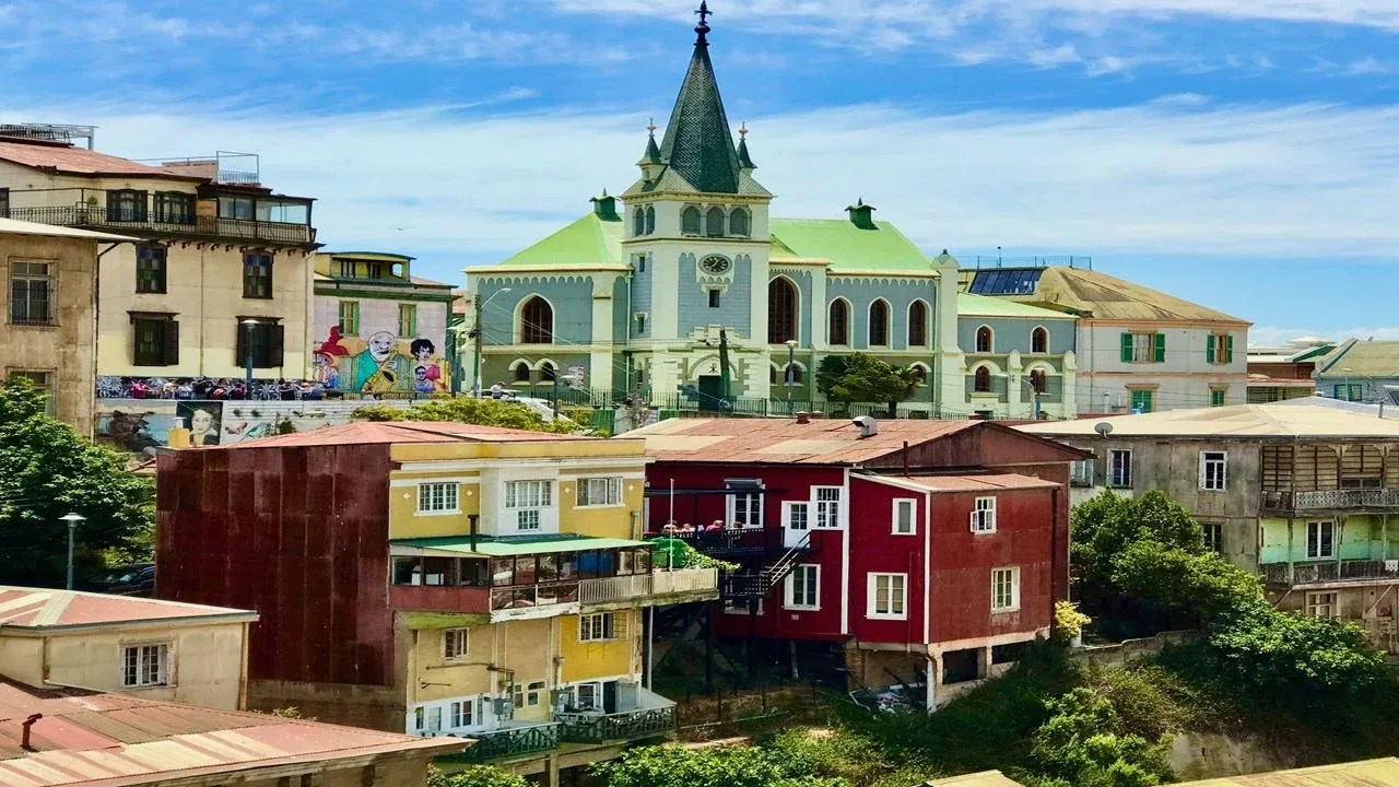Mural de Valparaíso con la frase 'A la altura de mis ojos lo que atraviesa el alma'