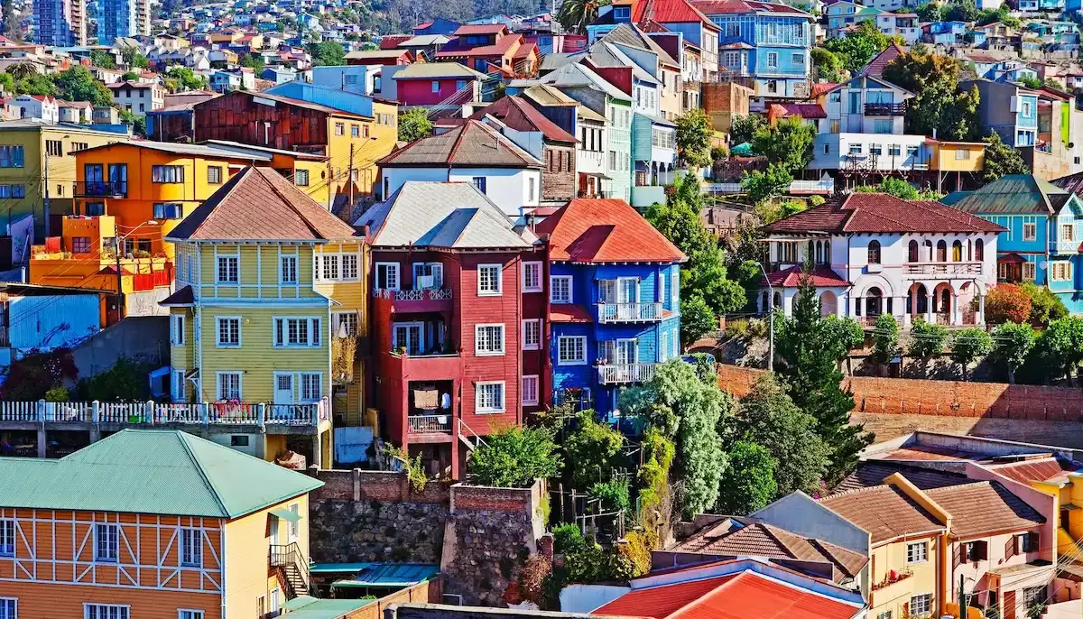 Cerros, iglesias y casas de colores de Valparaíso